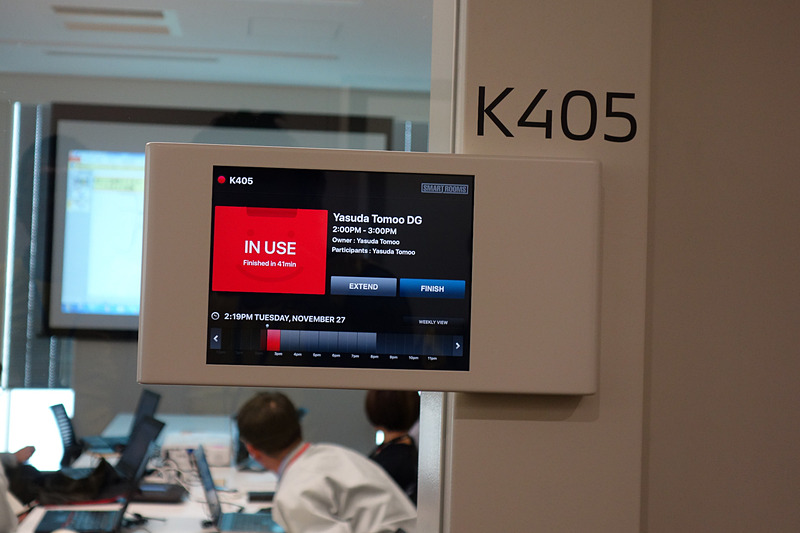 大人数で会議ができるスペース。会議室を容易に予約できる会議室予約システム付