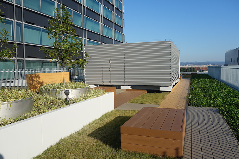 リフレッシュしたいときに持ってこいの屋上庭園は4階にある