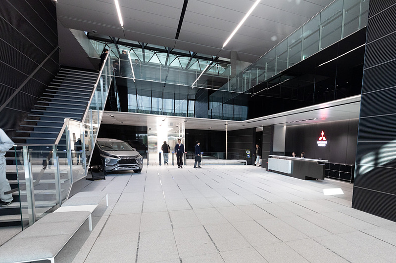 新R＆Dオフィスビルのエントランス。1階には会議室、応接室、食堂、コンビニなどがある