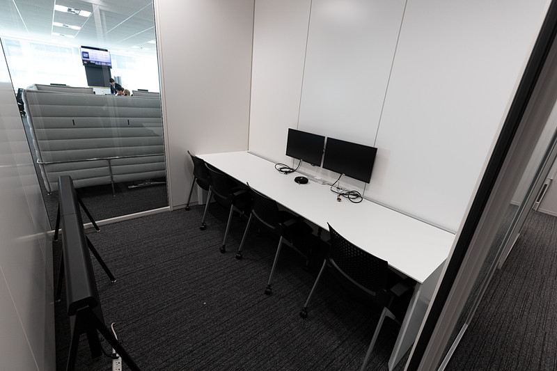 少人数で会議ができるスペース。周囲の喧騒から離れて集中して作業ができる「多目的集中ブース」と呼ばれている