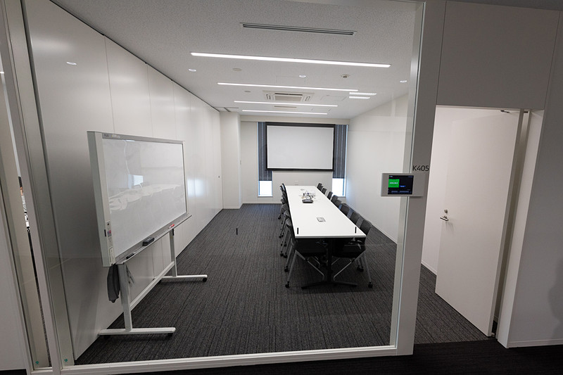 大人数で会議ができるスペース。会議室を容易に予約できる会議室予約システム付