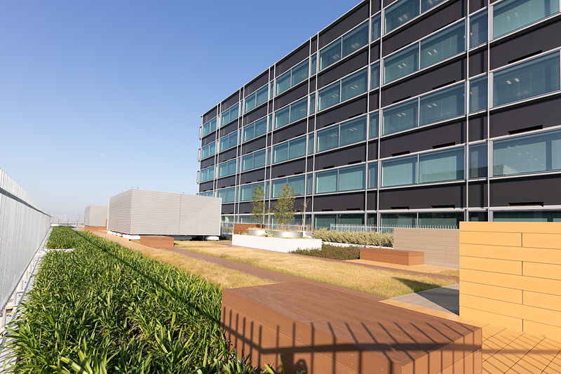 リフレッシュしたいときに持ってこいの屋上庭園は4階にある