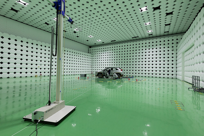 TV、FMラジオ、携帯電話といったさまざまな電波に対して正常にクルマが作動するかどうかを確認する電波試験棟。一方で車両側も若干ではあるものの電波を発しているといい、その電波が周囲のTVやラジオ、同乗者のペースメーカーといったものに影響を及ぼさないかも確認しているという。メインフロアとなる「電波暗室」は中の電波を外に出さない、外の電波を中に入れないように作られており、クルマから出る電波を確実に計測できるという