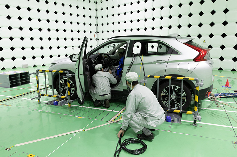 TV、FMラジオ、携帯電話といったさまざまな電波に対して正常にクルマが作動するかどうかを確認する電波試験棟。一方で車両側も若干ではあるものの電波を発しているといい、その電波が周囲のTVやラジオ、同乗者のペースメーカーといったものに影響を及ぼさないかも確認しているという。メインフロアとなる「電波暗室」は中の電波を外に出さない、外の電波を中に入れないように作られており、クルマから出る電波を確実に計測できるという