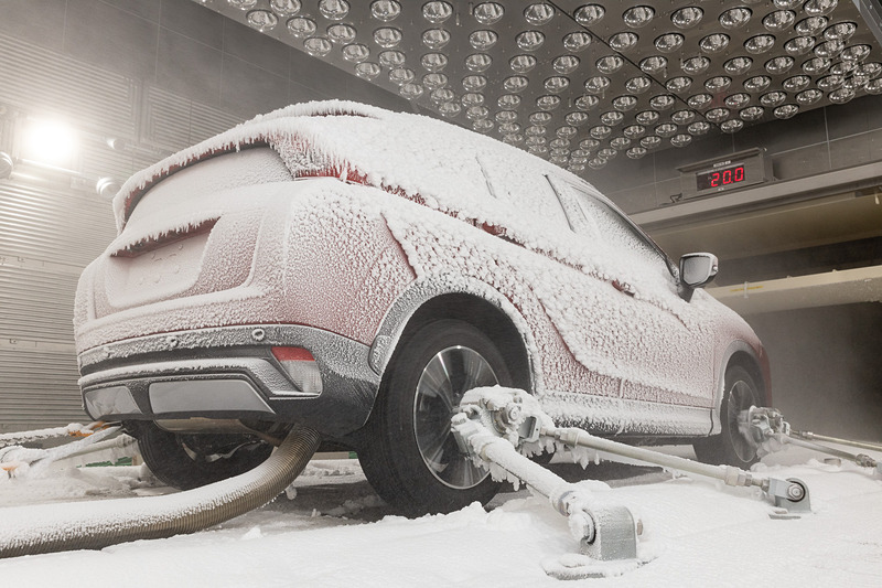環境試験棟ではシャーシダイナモが設定され、車両をシャーシダイナモの上で走らせながら温度、湿度、風速のコントロールとともに雨や雪を実際に降らせることができる。室内で車両にとって過酷な状態を作り出し、不具合が出ないかをチェックするというものだ。フロントまわりに雪が溜まった状態であることが写真でもお分かりいただけると思うが、これによって例えばラジエターに走行風が当たらず、オーバーヒートにならないかといったことを確認していた。これまでは開発サイドが希望する気候条件の地へ実際に赴き、条件が揃うまで待つという時間も予算もかかっていたというから、この環境試験棟が完成したことのメリットは大きい
