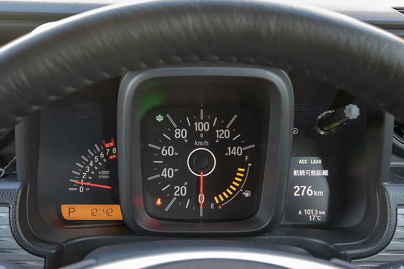 速くはないが普通に乗るぶんにはエンジンの性能的な不満はない。低速トルクがあるので、アクセルを軽く踏むだけでほかのクルマとの流れに乗って走れる