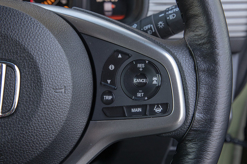 右側に運転支援機能系のスイッチがある。ACCは「MAIN」を押すと起動。丸いスイッチの上の「RES＋」を押すと設定速度アップ。下の「SET－」を押すと設定速度ダウン。右を押すと車間距離の設定が行なえる。LKASのスイッチは右下
