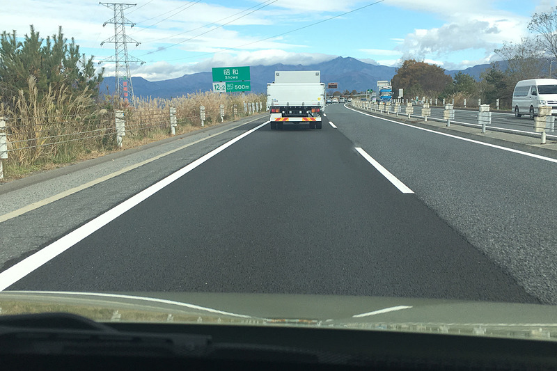 車間設定を「中」にするとここまで詰まる。交通量が普通にあるときはこの設定。後続車から「車間を開けすぎ」とも思われないし、前走車に対してもよけいなプレッシャーをかけない距離だろう