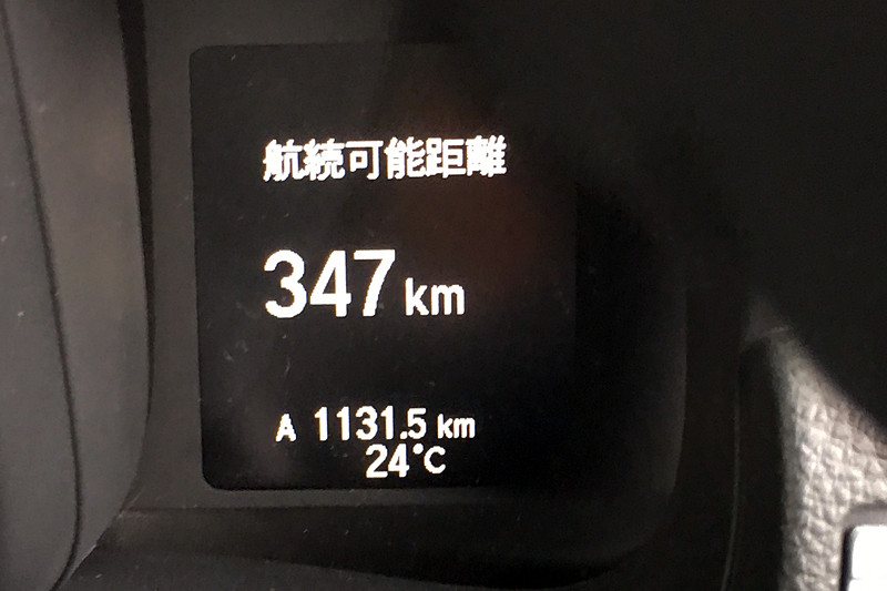 1Lあたり15kmを走るとしても、375kmしか航続距離がないのが筆者的に厳しいところ。1回の取材で100kmの移動は普通で、日帰りで往復300kmも珍しくないので、タンク容量はせめて40Lくらい欲しい