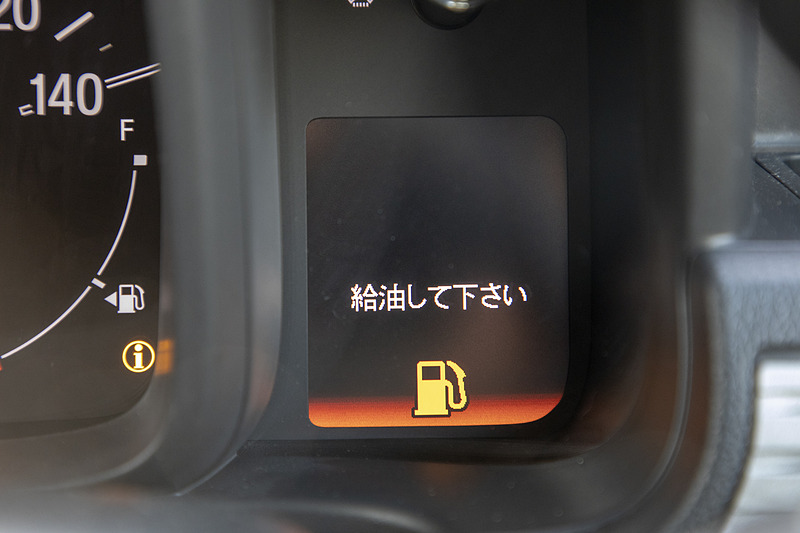燃料警告灯が点いた時点で残量はおよそ3.7L（2WD車はおよそ4L）なので、警告灯の点灯後、約50km以内の給油が必要と覚えている