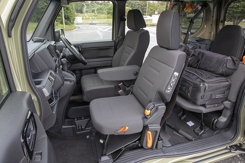 N-VANの購入を考えている人のほぼ全員が気になるであろう助手席の座り心地。ずいぶん簡素だが、身長170cmくらいならダッシュボードと膝のクリアランスもある。足を前に投げ出すことはできないが、窮屈というほどでもない