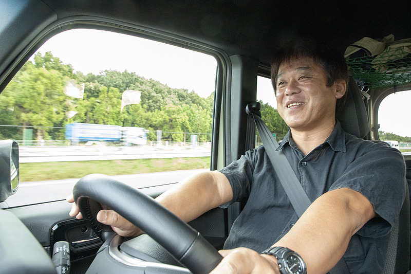 こちらが身体を張ったインプレをしてくれた高橋カメラマン。われわれの実証実験では、リクライニング機能でオシリにかかる体重を調整したところ、2時間くらいならガマンせず座っていられた。とはいえ快適とも言えないので、助手席の快適性を重視したい人だとそもそもキツイというのが正直な印象