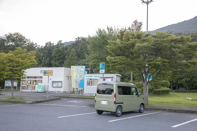 助手席の座り心地のフォローは、休憩を小まめに取ること。また、座面に低反発クッションなどを敷けば快適性は上がるだろう。身体の横のズレに関しては、腰ホールド用のクッションがカー用品店で売っているので、それを使って補助するのもアリ。工夫次第で助手席は快適にできるはずで、それを考えるのもN-VANの楽しみかも