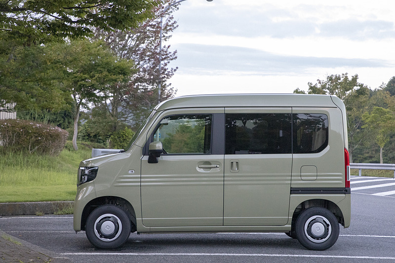 荷物を積むクルマなので、いろいろ積んでもクルマの姿勢が変わらない。これはSUPER GTの取材でスポーツランドSUGOへ行く途中に撮ったもの。2人分のカメラ機材に2泊分の荷物を2列目シートとリアに積んだ状態。それでも後ろ下がりになっていないし、通常時と比べて乗り心地や直進安定性に変化はない