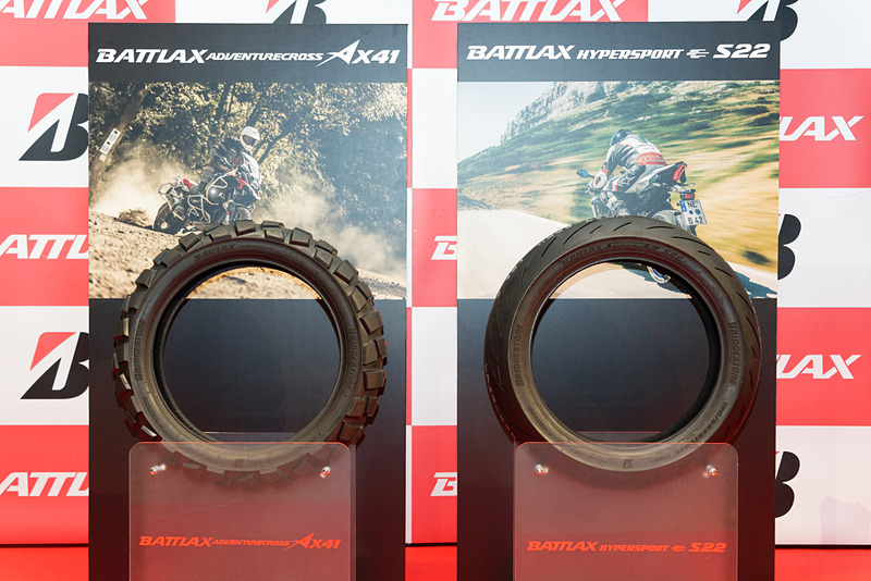 「BATTLAX ADVENTURECROSS AX41」（左）と「BATTLAX HYPERSPORT S22」（右）
