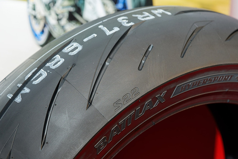 ショルダー部の溝を増やすことで排水性能を高めた