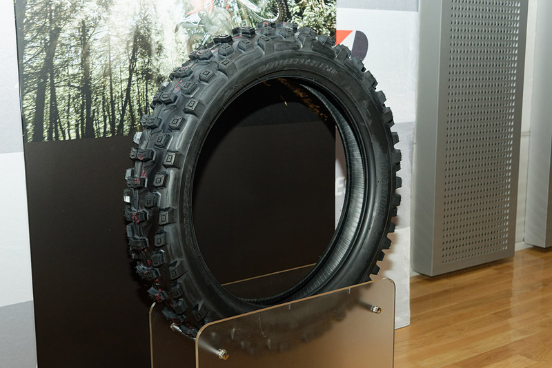 11月20日に発売されたエンデューロレース用タイヤ「BATTLECROSS E50」のDNAも受け継ぐ