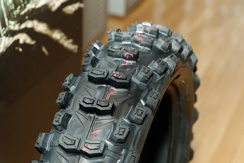 11月20日に発売されたエンデューロレース用タイヤ「BATTLECROSS E50」のDNAも受け継ぐ