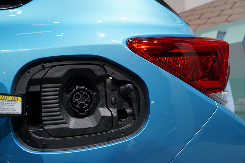 車両左側に充電口を用意