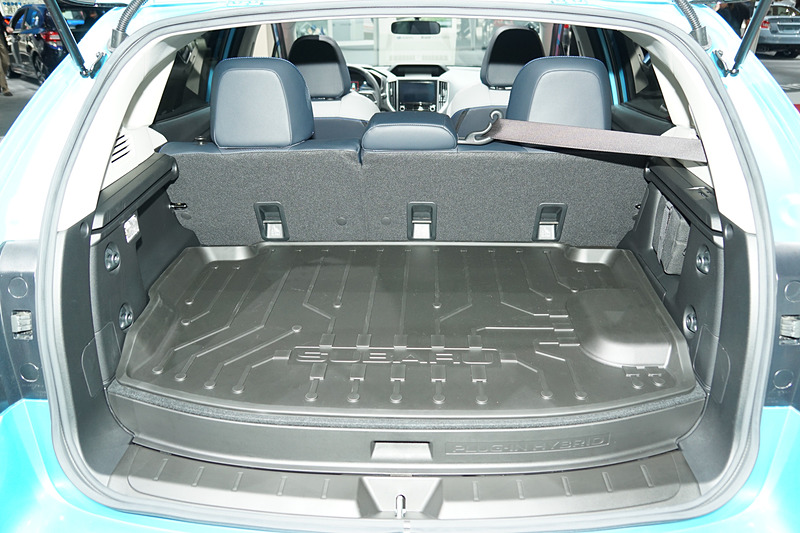 リチウムイオンバッテリーを荷室下に配置