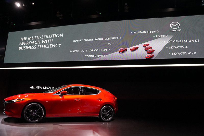 2017年にマツダは、CO2排出量をWell to Wheelで、2030年までに2010年比50%削減を目指すことを公表しており、丸本氏は「理想的な内燃機関に組み合わせたHybrid、Plug-in hybrid、さらにはEVとローターリーエンジンを活用したレンジエクステンダーを搭載するEVを地域の特性に合せて導入し、この目標を達成してまいります」と語った