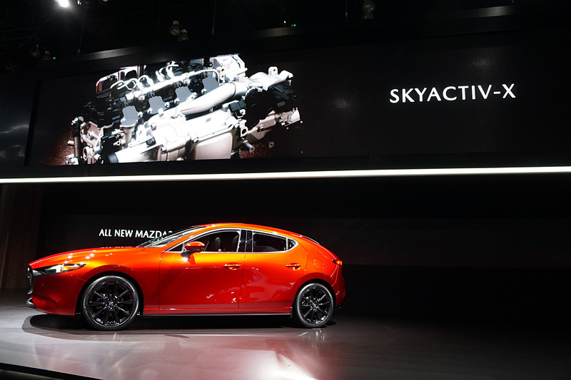 新型Mazda3には世界初となる圧縮着火を実用化したエンジン「SKYACTIV-X」搭載