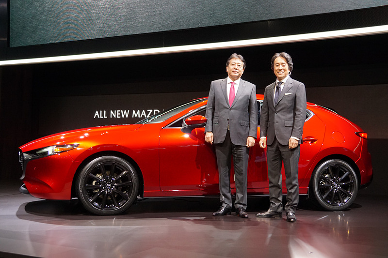 マツダ株式会社 代表取締役社長兼CEO 丸本明氏（左）と、専務執行役員 マツダ ノース アメリカン オペレーションズ 社長兼CEO 毛籠勝弘氏（右）