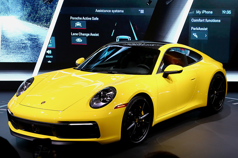 会場に展示されたカレラ 4S。最高出力450PS、最大トルク528.8Nmを発生する水平対向6気筒の3.0リッターターボエンジンを搭載し、駆動方式は4WD