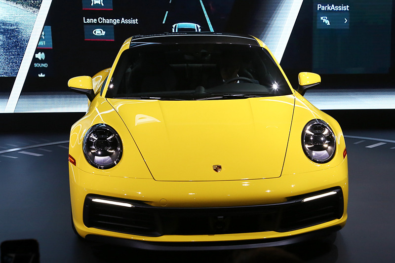 会場に展示されたカレラ 4S。最高出力450PS、最大トルク528.8Nmを発生する水平対向6気筒の3.0リッターターボエンジンを搭載し、駆動方式は4WD