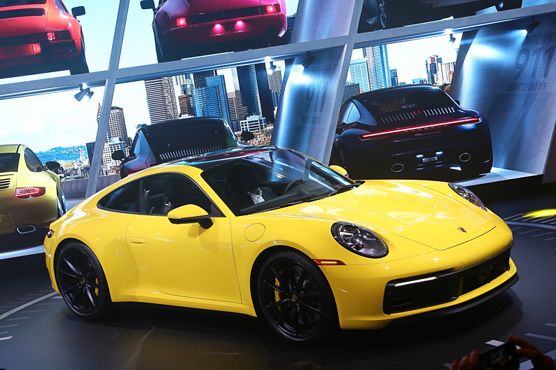 会場に展示されたカレラ 4S。最高出力450PS、最大トルク528.8Nmを発生する水平対向6気筒の3.0リッターターボエンジンを搭載し、駆動方式は4WD