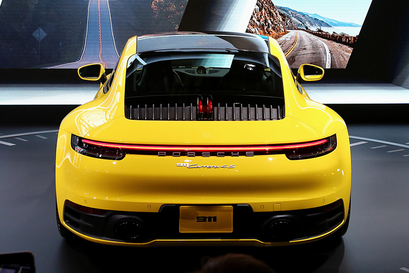 会場に展示されたカレラ 4S。最高出力450PS、最大トルク528.8Nmを発生する水平対向6気筒の3.0リッターターボエンジンを搭載し、駆動方式は4WD