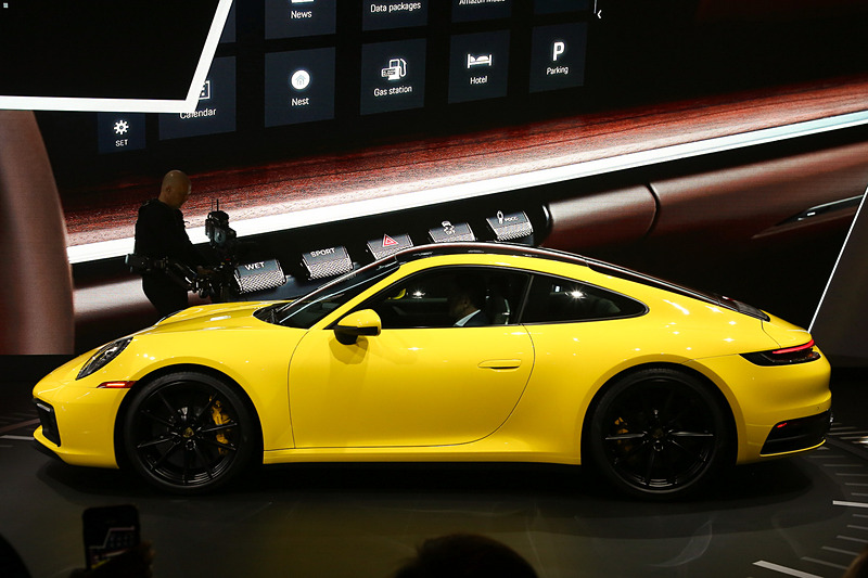 フロントボディが従来から45mmワイドになり、フロント20インチ、リア21インチのホイールを採用