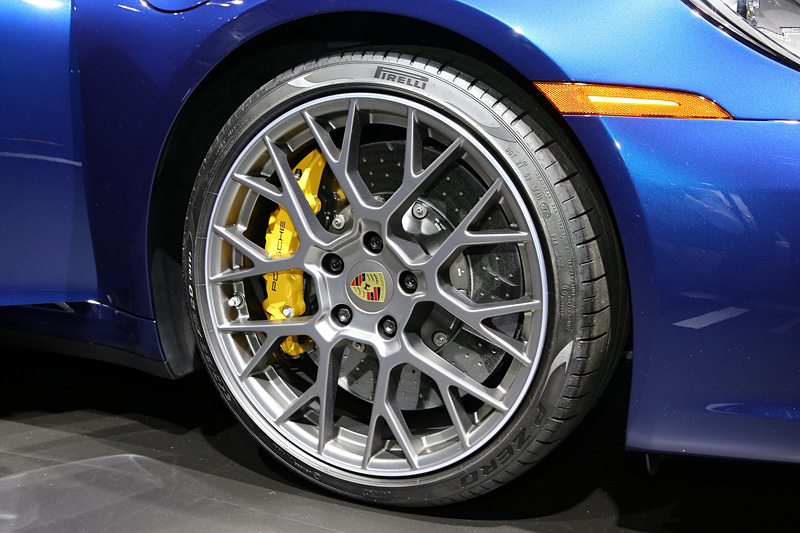 同様のカレラ 4Sになるが、装着するホイールなどの仕様が異なる展示車