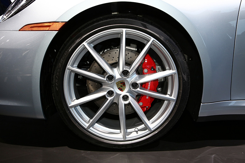 レッドのブレーキキャリパー