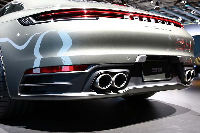 マフラーは4本出しタイプ