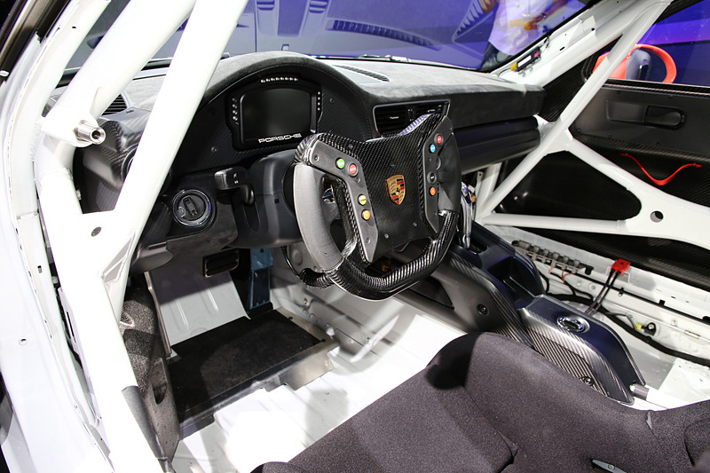 搭載するエンジンは水平対向6気筒の3.8リッターターボ。最高出力は700PSを発生する。トランスミッションは7速PDKで、車重は1390kg