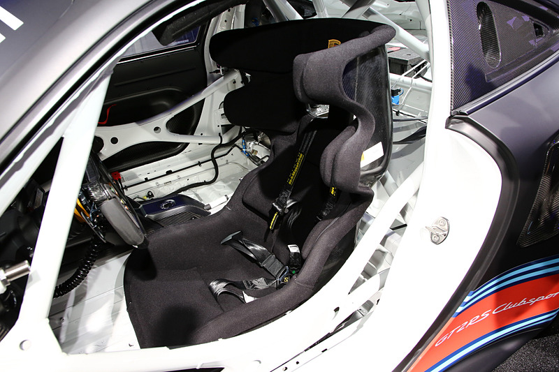 搭載するエンジンは水平対向6気筒の3.8リッターターボ。最高出力は700PSを発生する。トランスミッションは7速PDKで、車重は1390kg