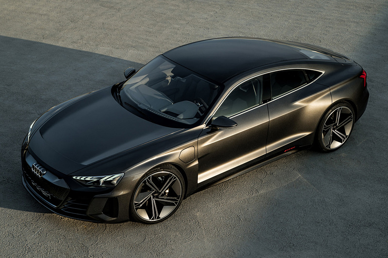 e-tron GT concept。ボディカラーは暖色系のダークカラーである「キネティックダスト」