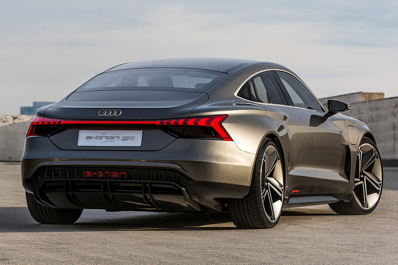 ボディサイズは4960×1960×1380mm（全長×全幅×全高）、ホイールベースは2900mm