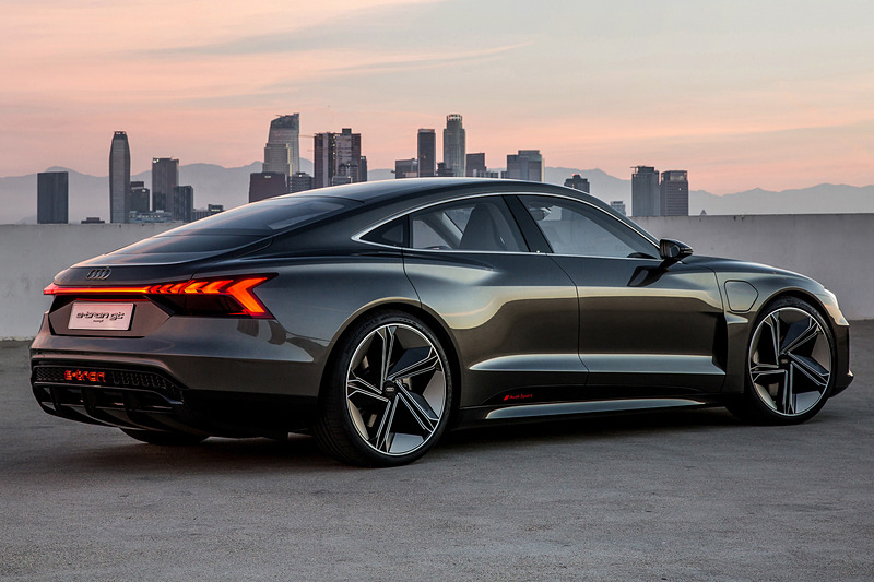 ボディサイズは4960×1960×1380mm（全長×全幅×全高）、ホイールベースは2900mm