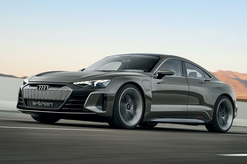 フロア下にレイアウトしたリチウムイオンバッテリーから電力供給され、前後に搭載したPMモーターでシステム合計434kW（590HP）を発生。トルクベクタリング付きの4WDシステムも活用して高いコーナーリング性能を実現する