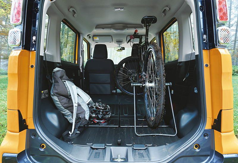 防汚仕様の荷室フロアとリアシート背面を採用して、泥が付いたままのマウンテンバイクやトレッキングシューズなどを積んでも簡単に掃除できるようにした