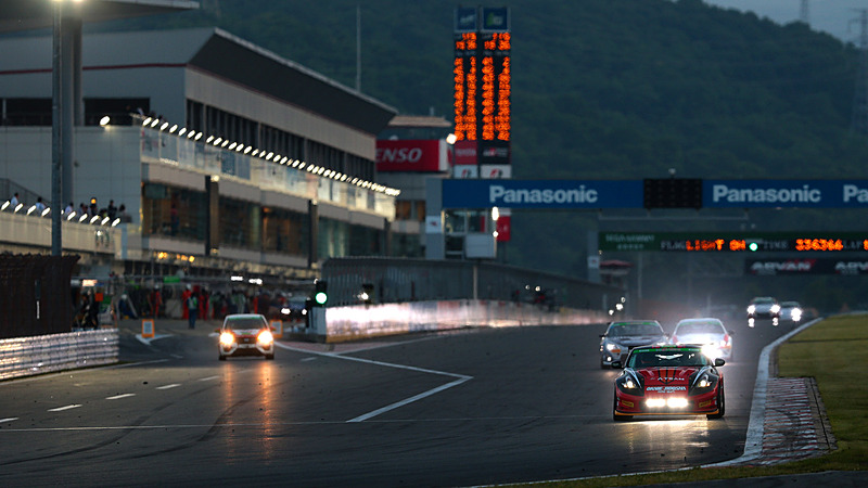 ストレートエンド、18時36分。ハイビームで肉眼ではマシンが識別できないが、カメラはしっかり撮ってくれる。レンズはII型のEF300mm F2.8L。夜間のハイビームは古いレンズではゴーストが出て撮れない