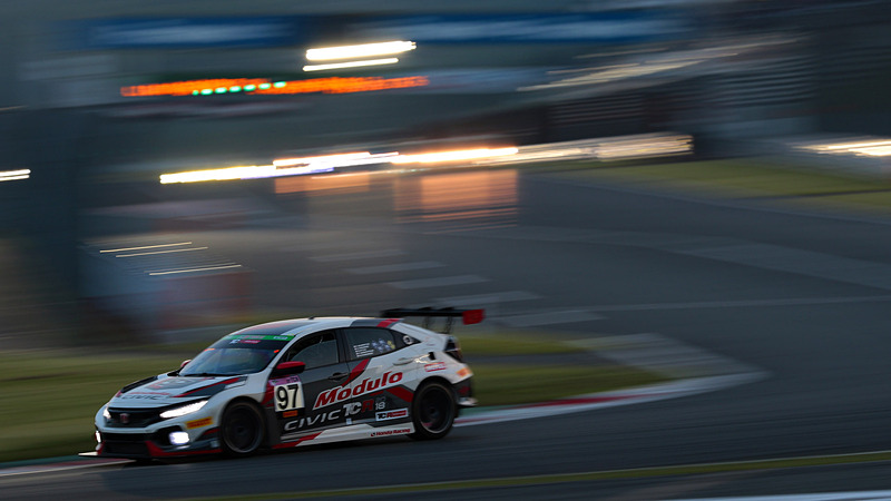 1コーナー、18時48分。シャッター速度を1/15秒にすると、昼間はNDフィルターを使用してもf16、f22になり回折の影響を受けやすいが、暗い時間帯はスローシャッターの制限がなくなる