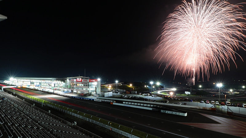 グランドスタンド、20時29分。サーキットでは滅多に使うことない三脚を使用して花火とテールランプの軌跡を撮影