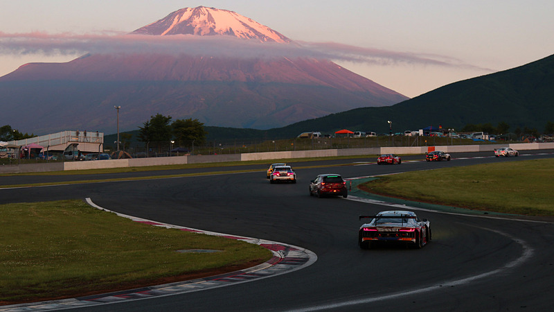 ダンロップ、4時37分。朝焼けで赤くなった富士山を撮影