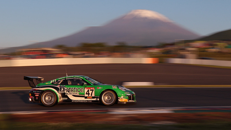 13コーナー、5時7分。朝焼けで赤味を帯びたマシンを撮影