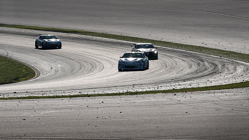 100R、7時34分。100Rがヘアピン側（マシン正面）から逆光で撮れるのは早朝だけ。普段（午後）とは反対側で逆光の絵が撮れた