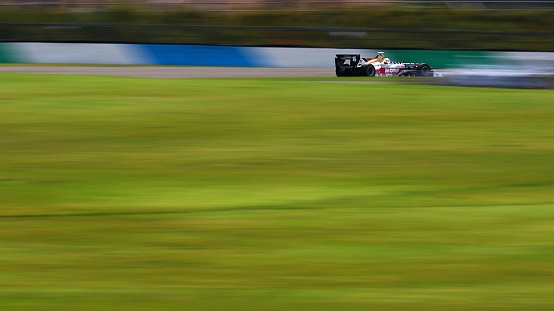 130Rのイン側から遙か彼方、S字を抜けてV字に向かうマシンを焦点距離400mm、シャッター速度1/20秒で撮影。マシンのシャープさはイマイチだが次回の撮影が楽しみな1枚