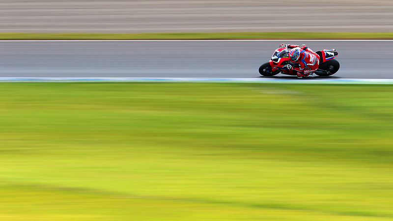 S字のアウト側から焦点距離234mm、シャッター速度1/30秒で撮影。夏は芝生の色が秋と違って美しい